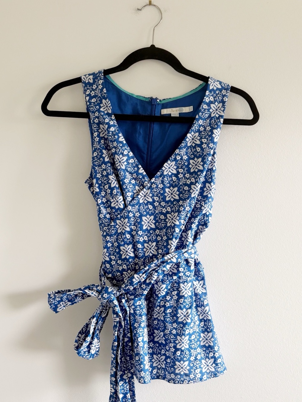 NWOT Boden Blue cotton and linen blend mosaic tile print wrap top size 8